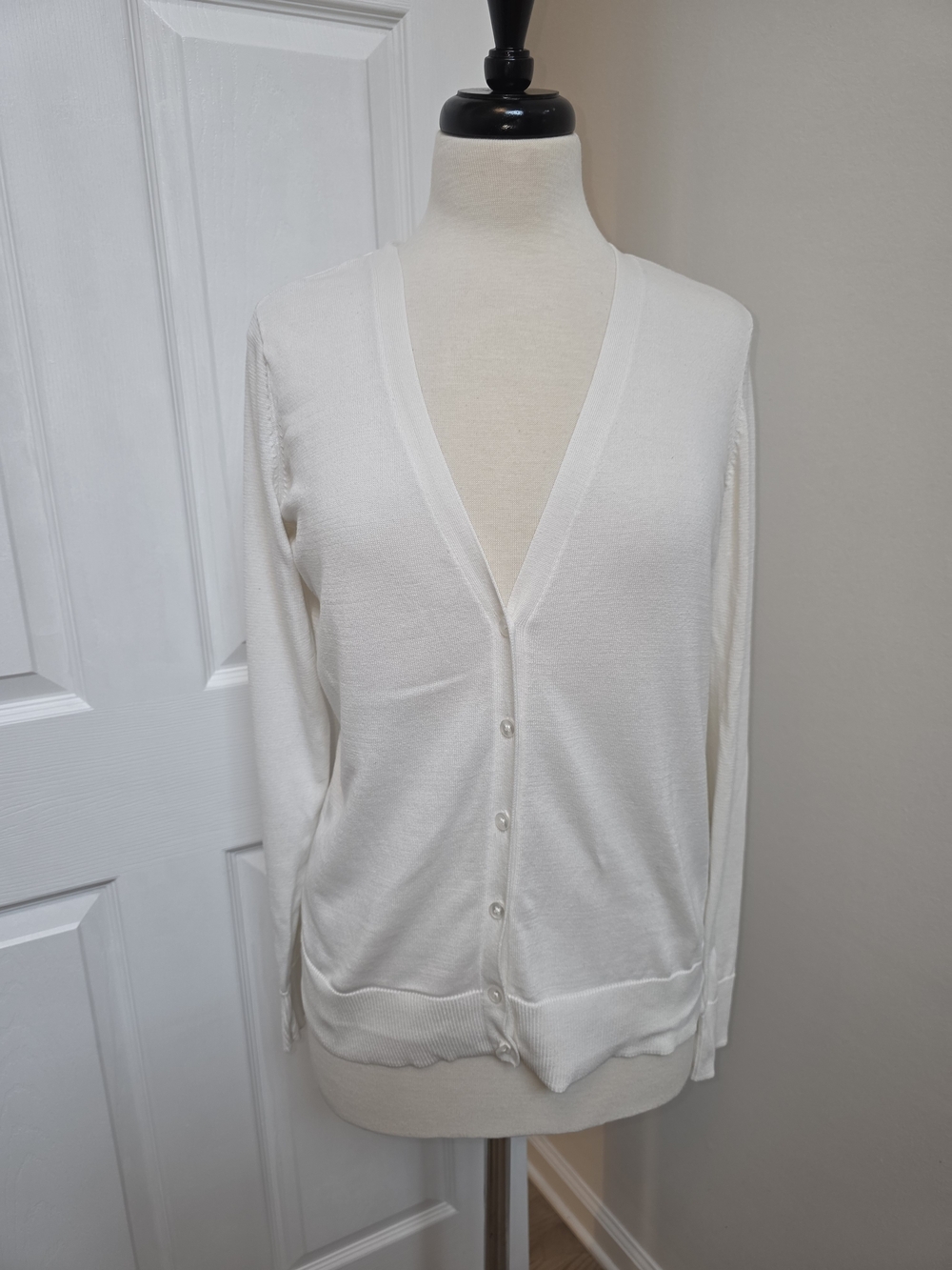 Amazon Essentials Cream V-Neck Button Front Cardigan